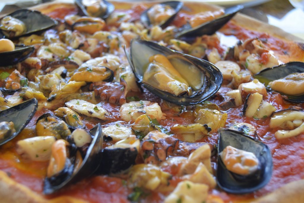 Pizza ai frutti di mare ("s mořskými plody")