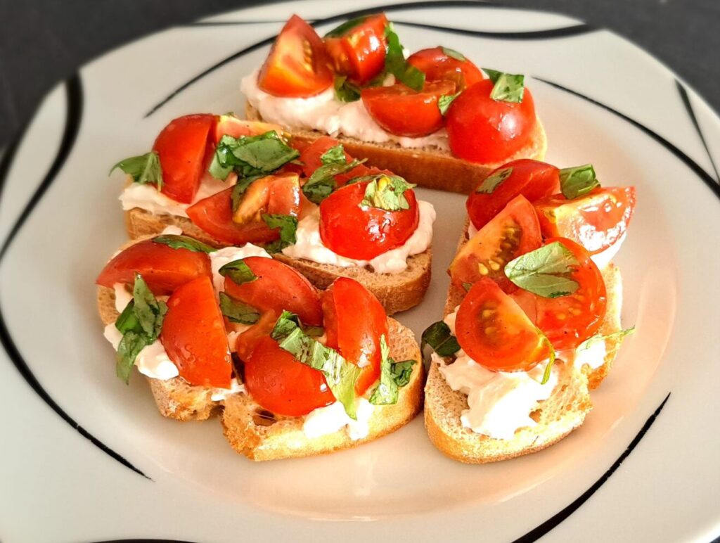 Bruschetta con burrata e pomodorini