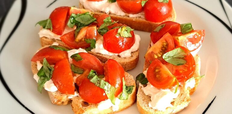 Bruschetta con burrata e pomodorini