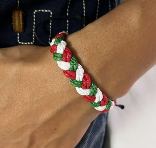 Náramek z konopných provázků Náramek z konopných provázků